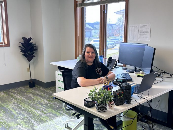 Illinois Registered Office agent working at a desk